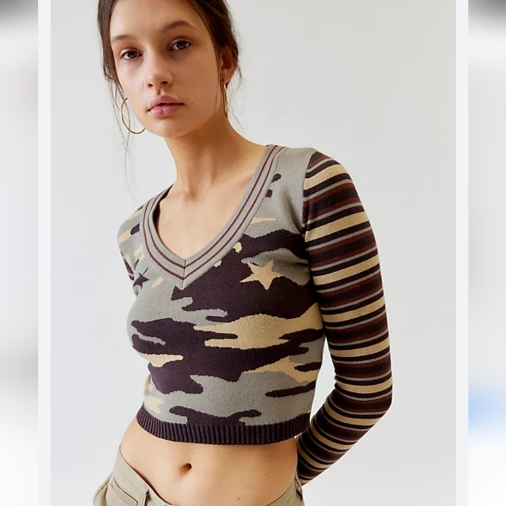 BDG Addison V-Neck Ribbed Knit Sweater – Camo & Stripe | Size M | NWT